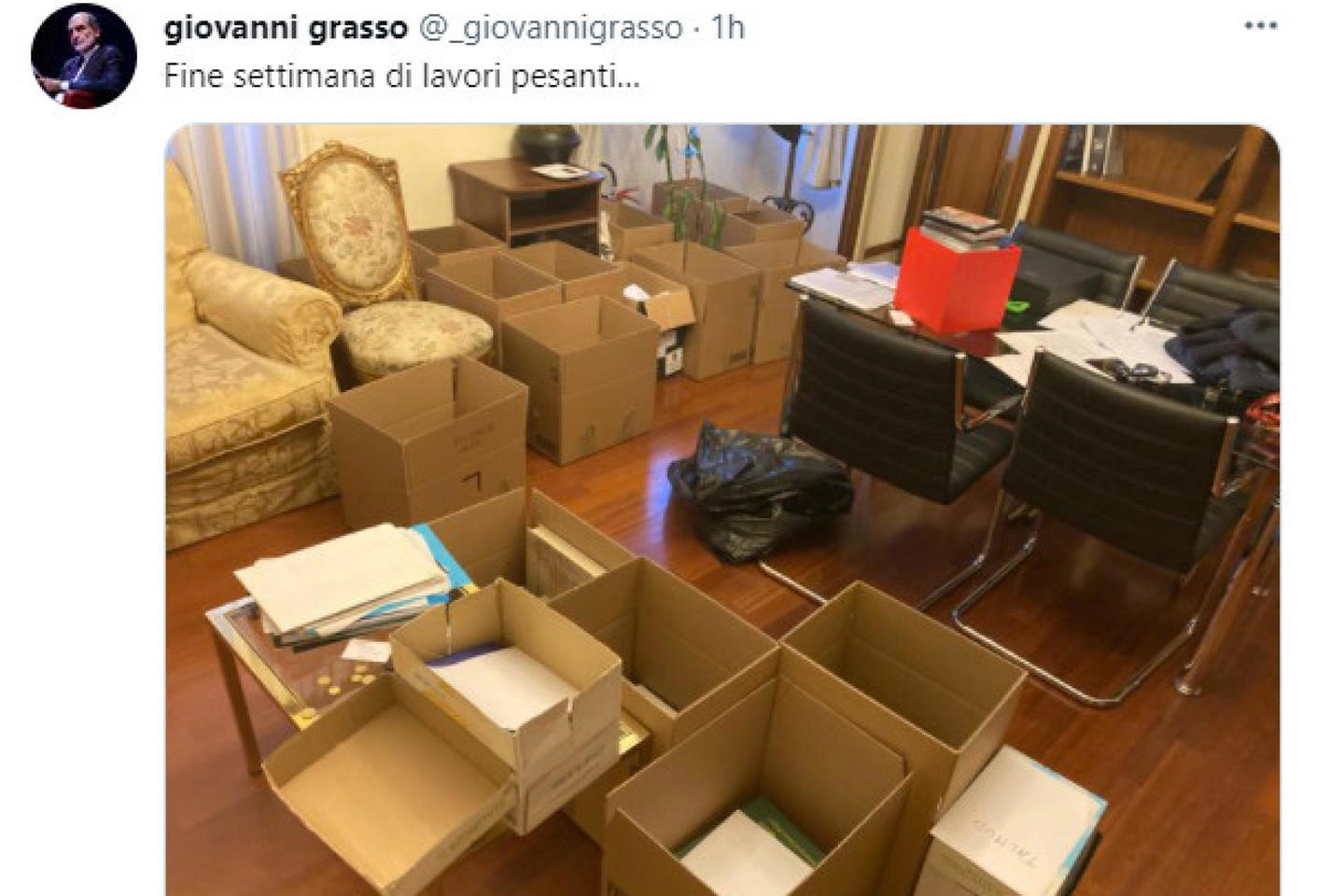La foto di un ufficio, ingombro di scatoloni. L'ha pubblicata su Twitter Giovanni Grasso