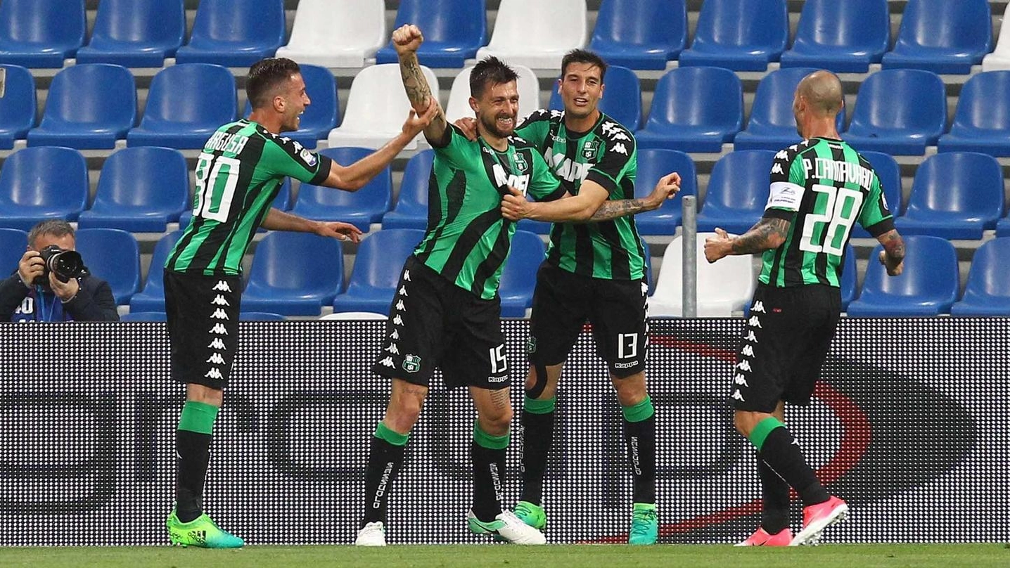 I giocatori del Sassuolo festeggiano Acerbi autore della rete del decisivo 2-1 contro la Sampdoria