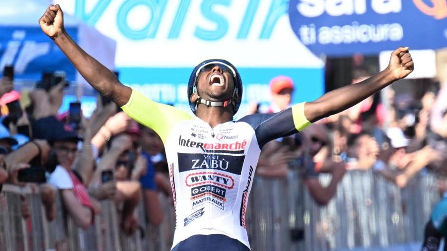 Girmay vince a Jesi la tappa 10 del Giro d'Italia