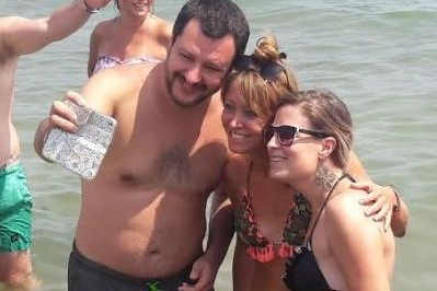 Matteo Salvini fa le foto coi fan