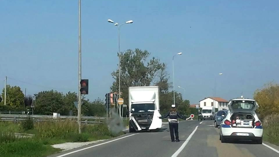 L'incidente è avvenuto all'incrocio tra via Gagliazzona e via Nuova Selice (Foto Scardovi)