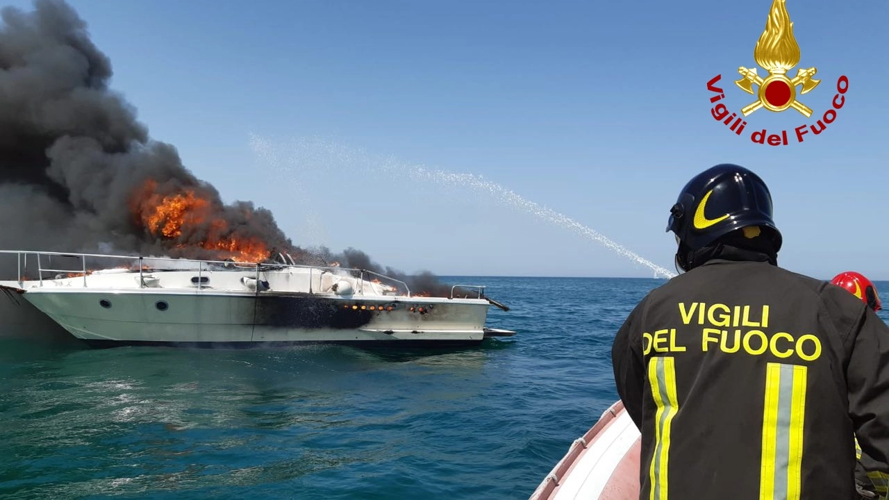 Incendio porto Ancona, nave in fiamme