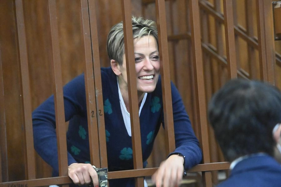 Daniela Poggiali assolta: sorride felice, ancora dietro le sbarre