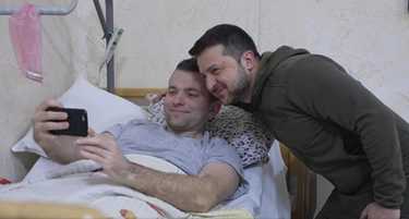 Zelensky va in ospedale: selfie con i militari feriti