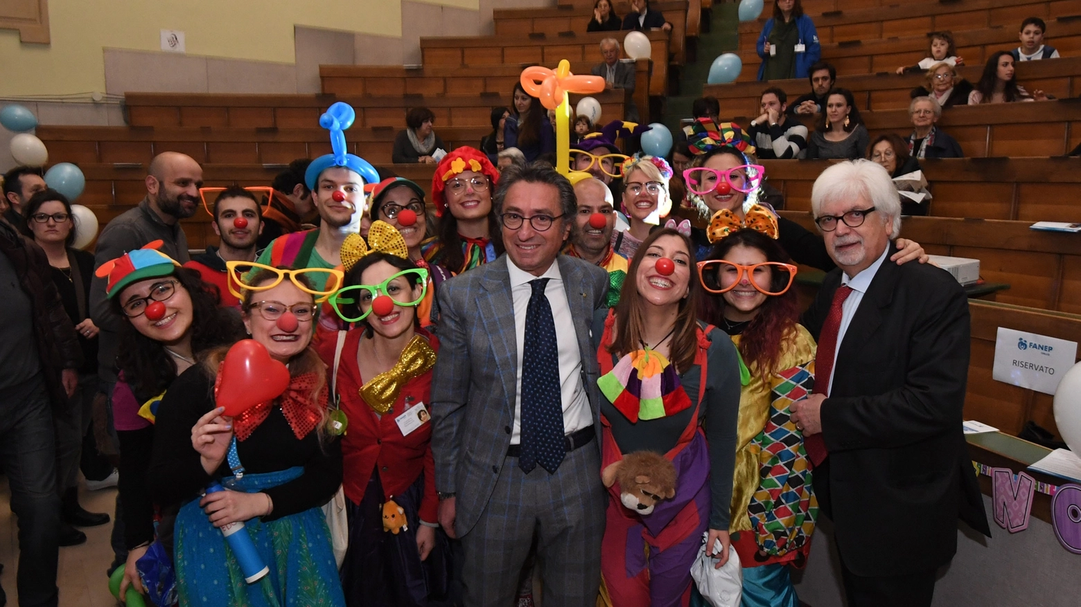 Valentino Di Pisa (al centro) con Emilio Franzoni e i clown della Fanep (Schicchi)