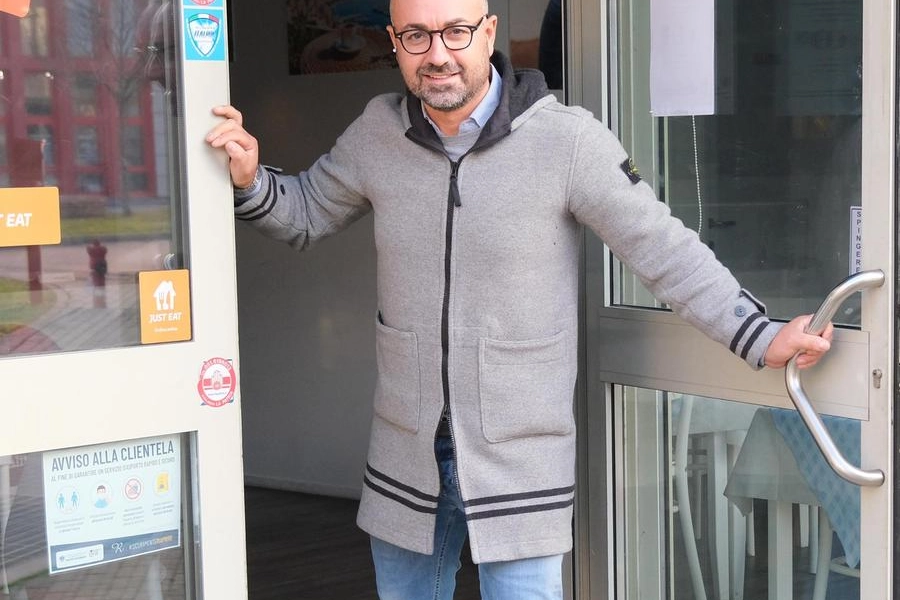 Biagio Passaro fotografato davanti al suo ristorante