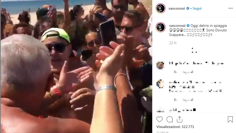 Vasco Rossi assediato dai fan in spiaggia (frame dal video di Instagram)