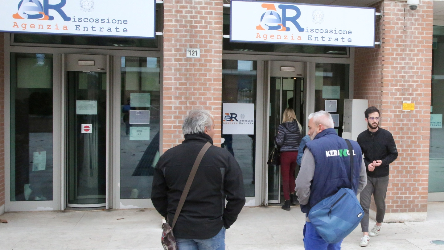 Uffici stracolmi in tutta Italia per la rottamazione delle cartelle