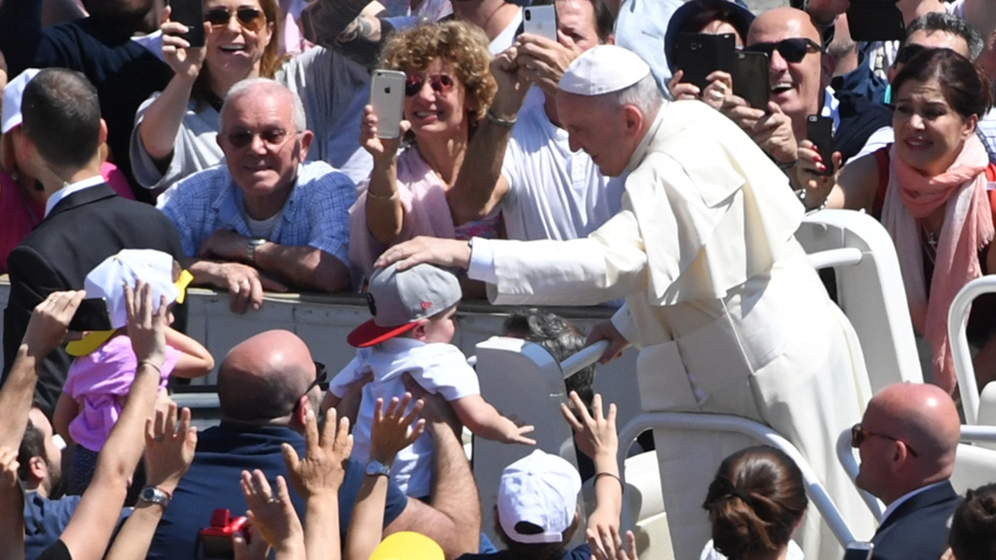 Papa Francesco in mezzo ai pellegrini giunti da Bologna e Cesena