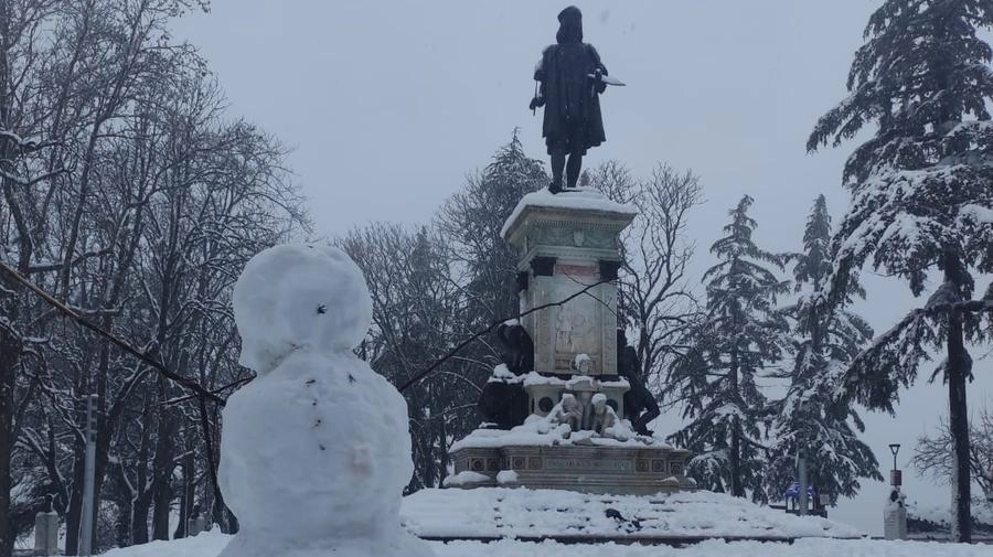 Neve oggi  a Urbino: imbiancata anche la statua di Raffaello