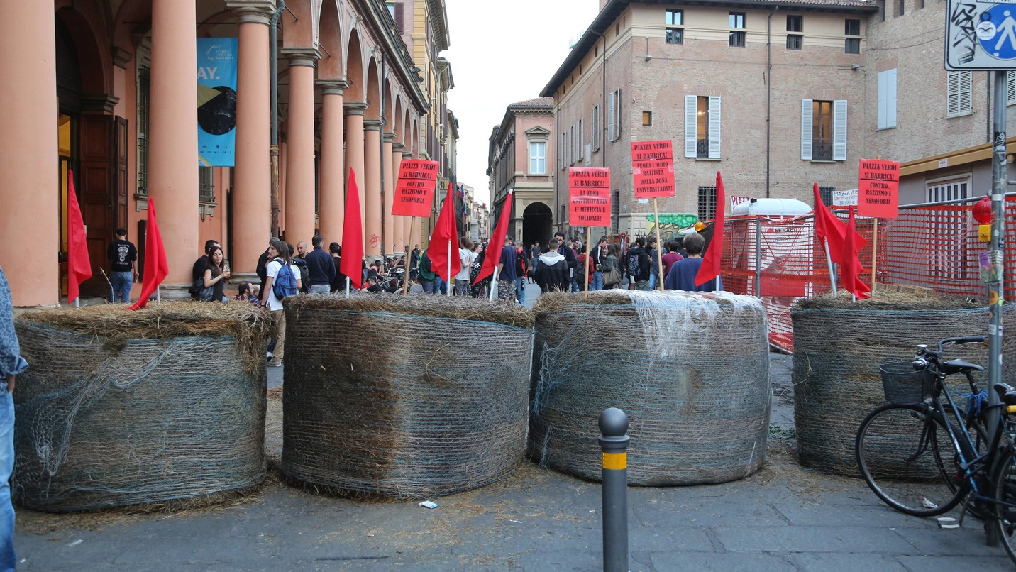 Salvini a Bologna, i centri sociali hanno portato le balle in piazza Verdi (fotoSchicchi)