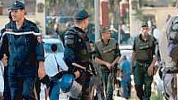 La polizia algerina sul luogo dell’attentato
