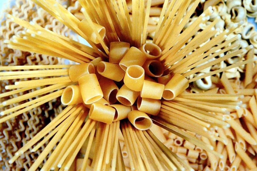 Vari tipi di pasta in un'immagine d'archivio (Ansa)