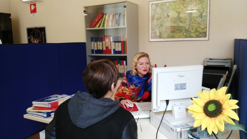 Una utente parla con operatrice al Centro impiego di Pesaro 
