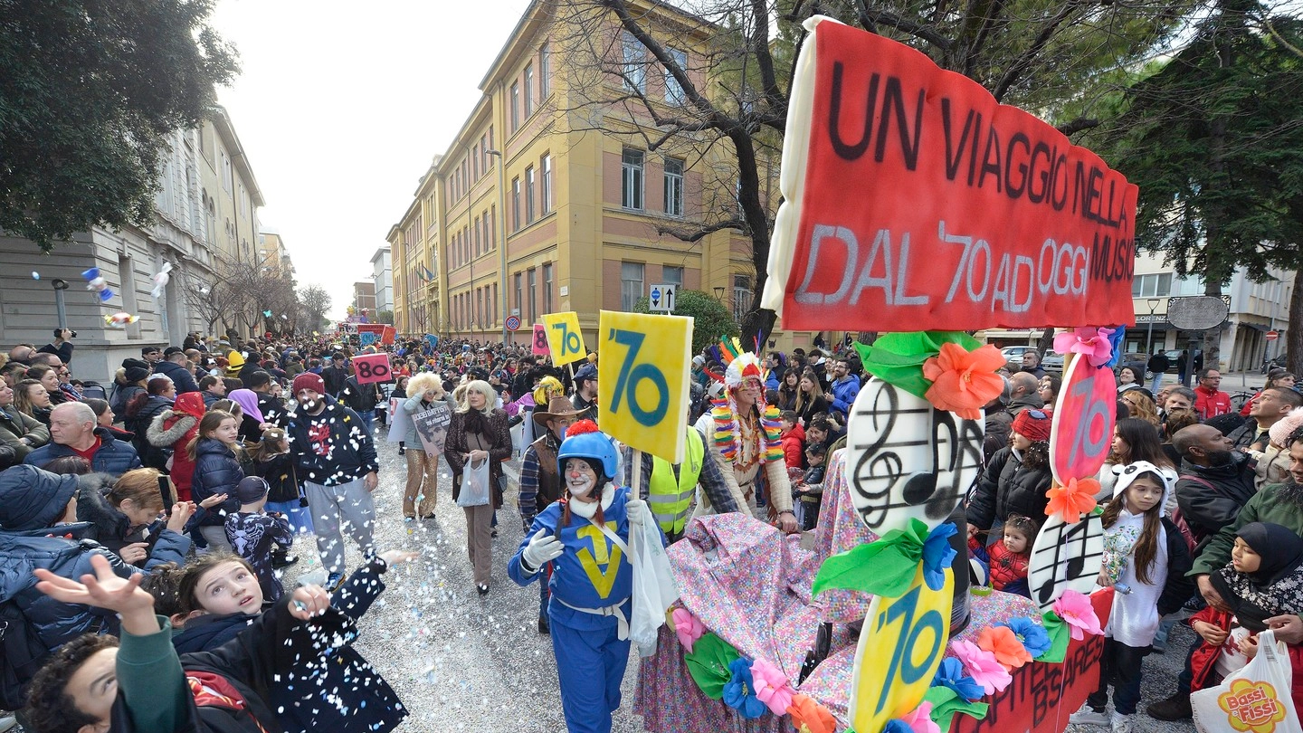 Il carnevale di Pesaro in strada e in piazza tra mille colori, maschere e volti (foto Toni)