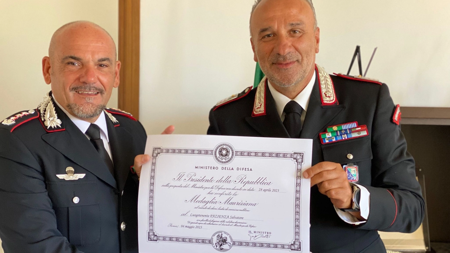 Il colonnello Carlo Lecca consegna il riconoscimento al luogotenente Salvatore Pazienza