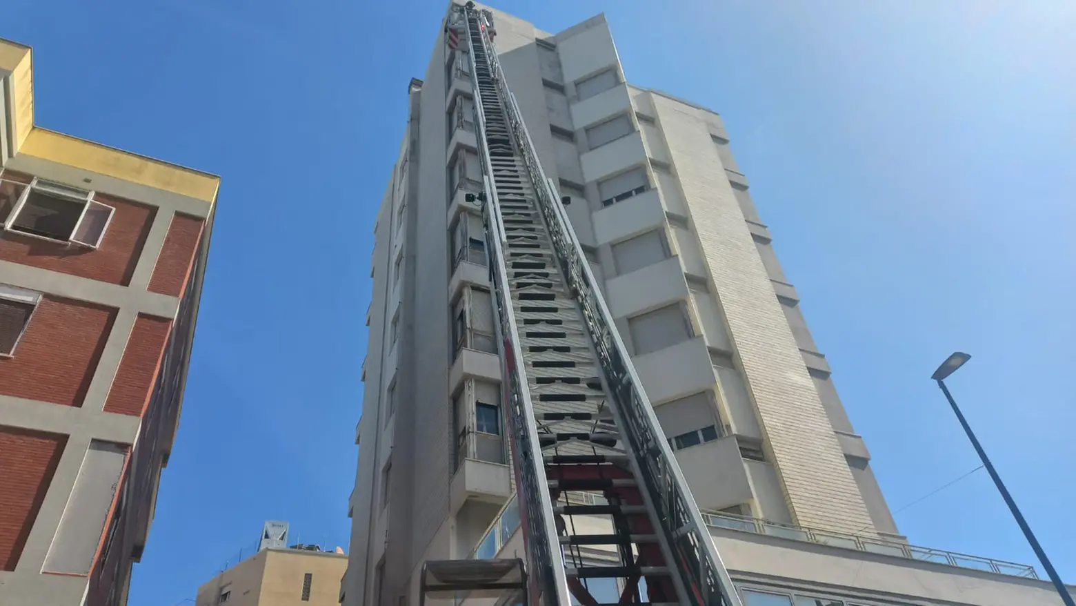 L'intervento dei pompieri all'hotel Lido, viale Trieste