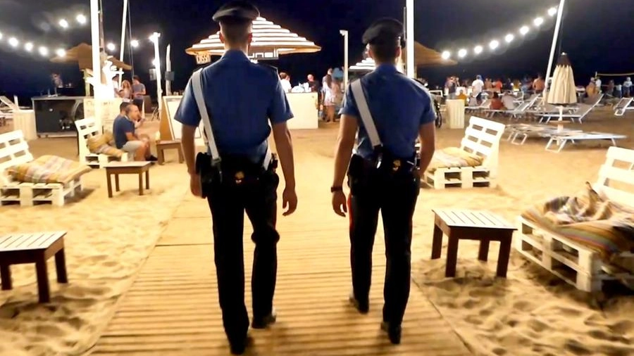 I carabinieri pattugliano la spiaggia di notte (foto di repertorio)
