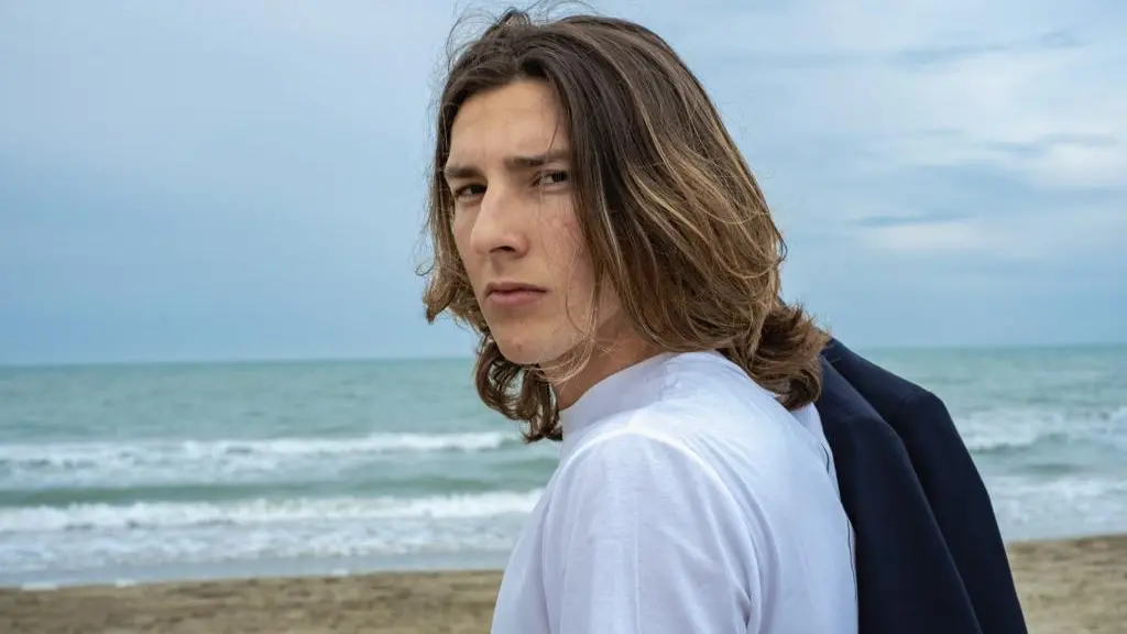 Giovanni Cricca, 19 anni di Riccione, è al serale di Amici 2022