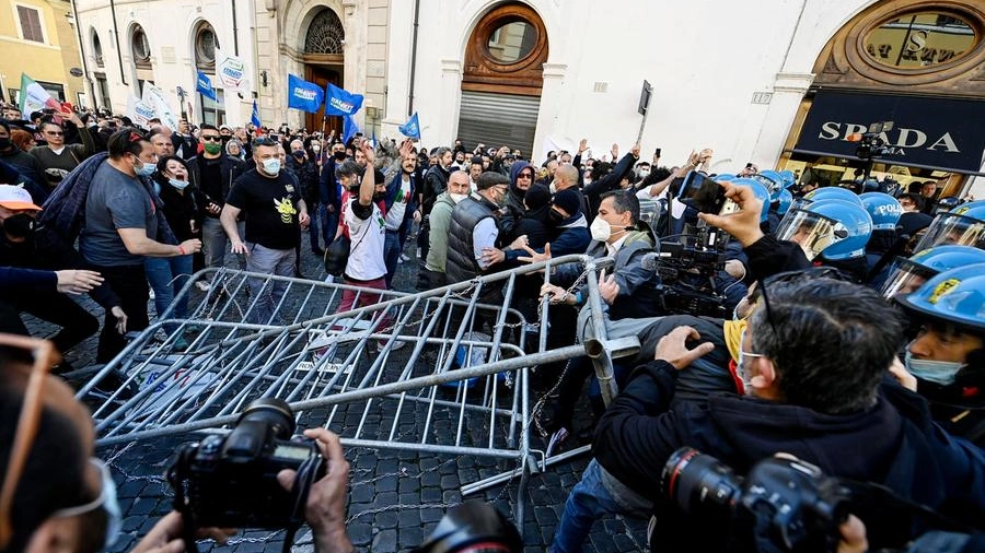 Manifestazione e tensioni in piazza Montecitorio (Ansa)