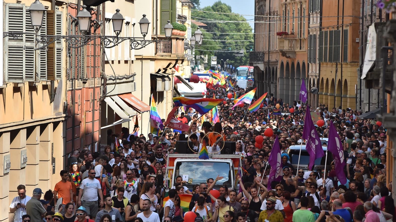 Il corteo del Gay Pride sfila per le vie del centro (Artioli)