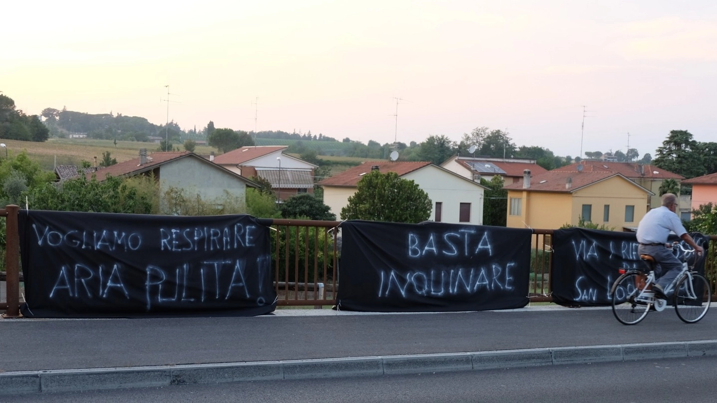 La protesta dei residenti a San Lorenzo in Noceto (Frasca)