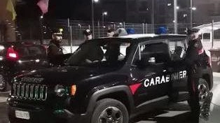 Picchia un carabiniere, arrestato 60enne