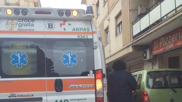  In via Marsala a Falconara è arrivata anche l’ambulanza per soccorrere l’anziano scippato 
