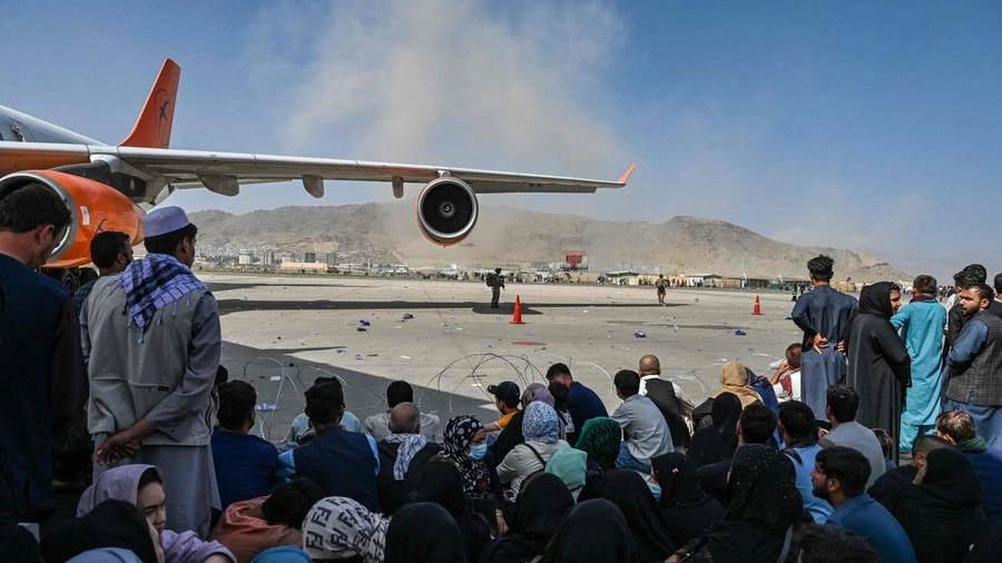 Afgani in fila per imbarcarsi in un aereo e fuggire daa Kabul