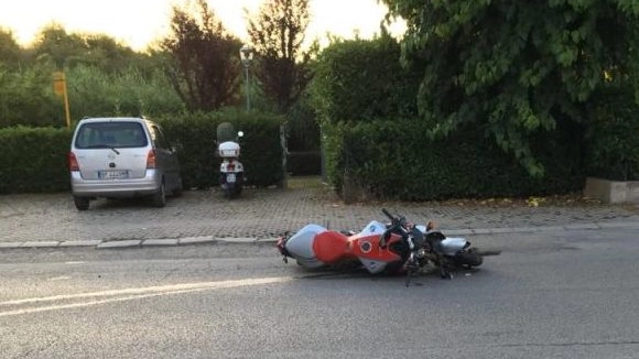 La moto riversa a terra lungo la Flaminia (foto di Fano Informa), poco distante il ristorante Da Farina