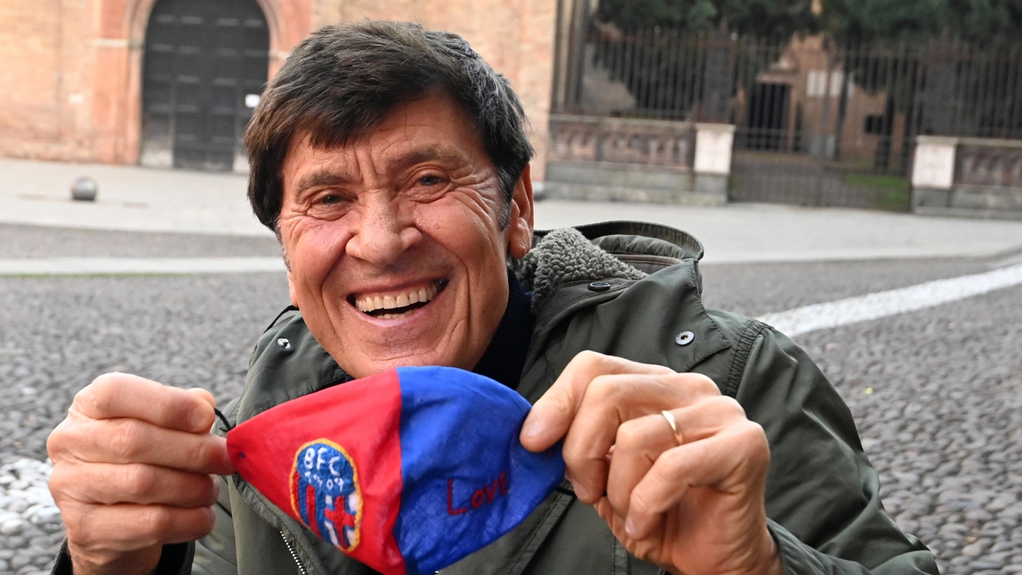 Gianni Morandi, 74 anni, al tavolino di un bar di Piazza Santo Stefano