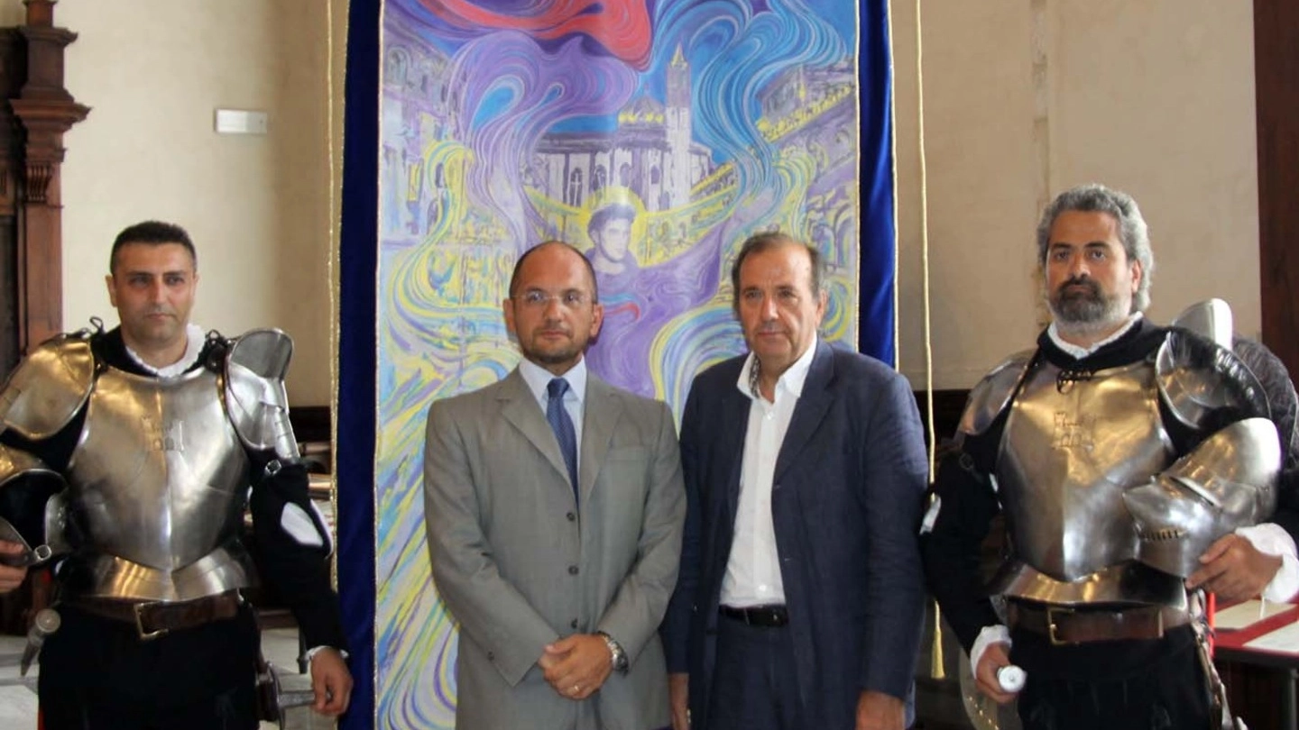 Il sindaco Guido Castelli con l’artista Mauro Brattini di fronte al Palio realizzato per la giostra di domenica