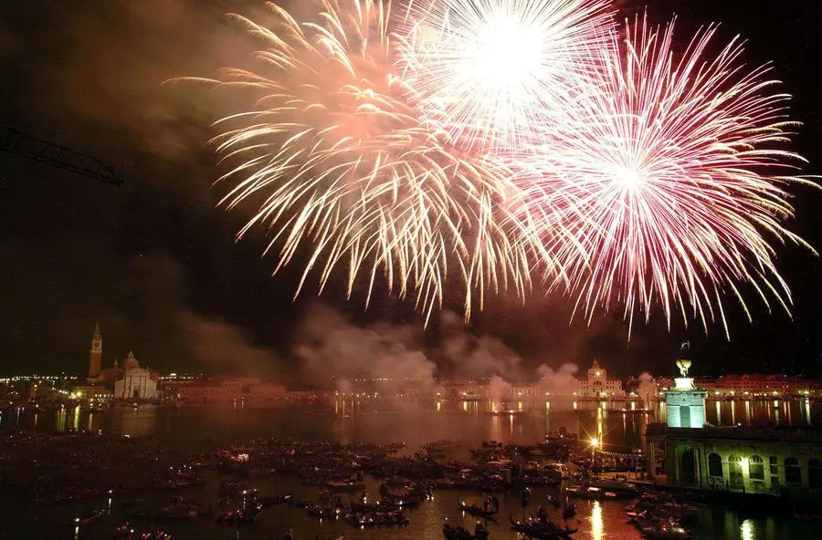 Capodanno: torna a Venezia lo spettacolo dei fuochi d'artificio, a Mestre  in scena la grande musica in attesa del 2023