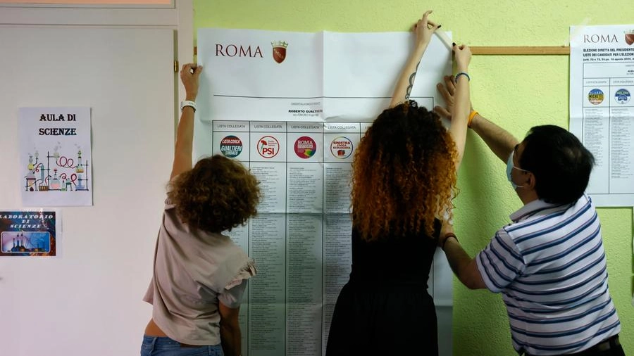 Roma, preparazione dei seggi per le elezioni (foto Imagoeconomica)
