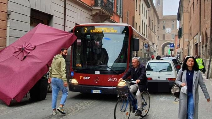 Il dehors abbattuto dall’autobus che ha sbagliato strada finendo sulla via Appia