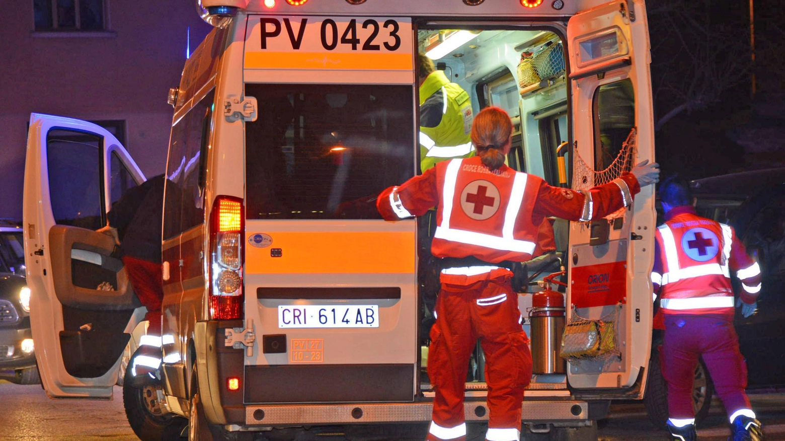 Accoltellamento a Monteprandone, un'ambulanza di notte (foto d'archivio Torres)