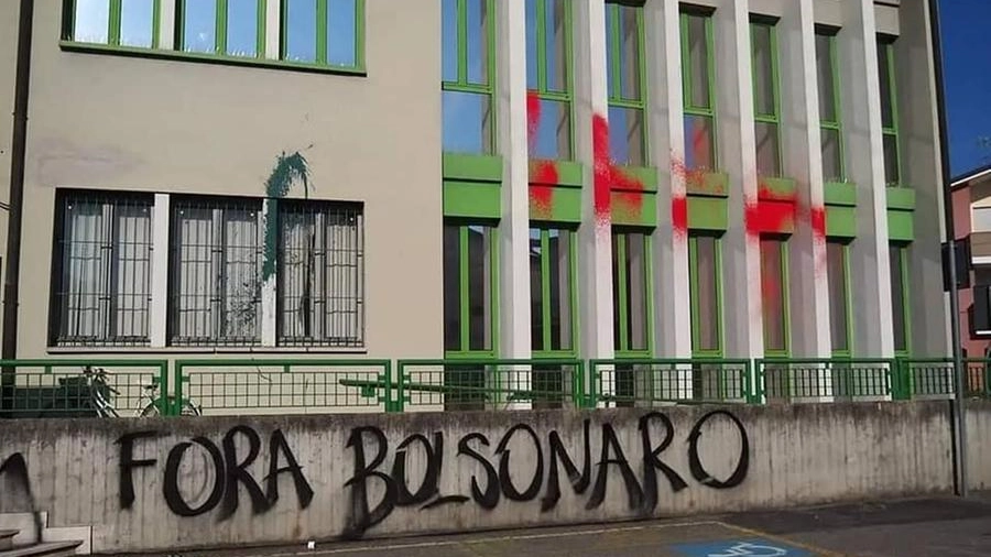 Municipio di Anguillara imbrattato contro la cittadinanza a Bolsonaro