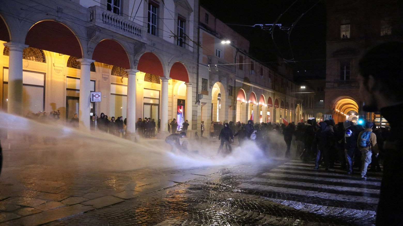 La polizia usa gli idranti in piazza Cavour (Schicchi)