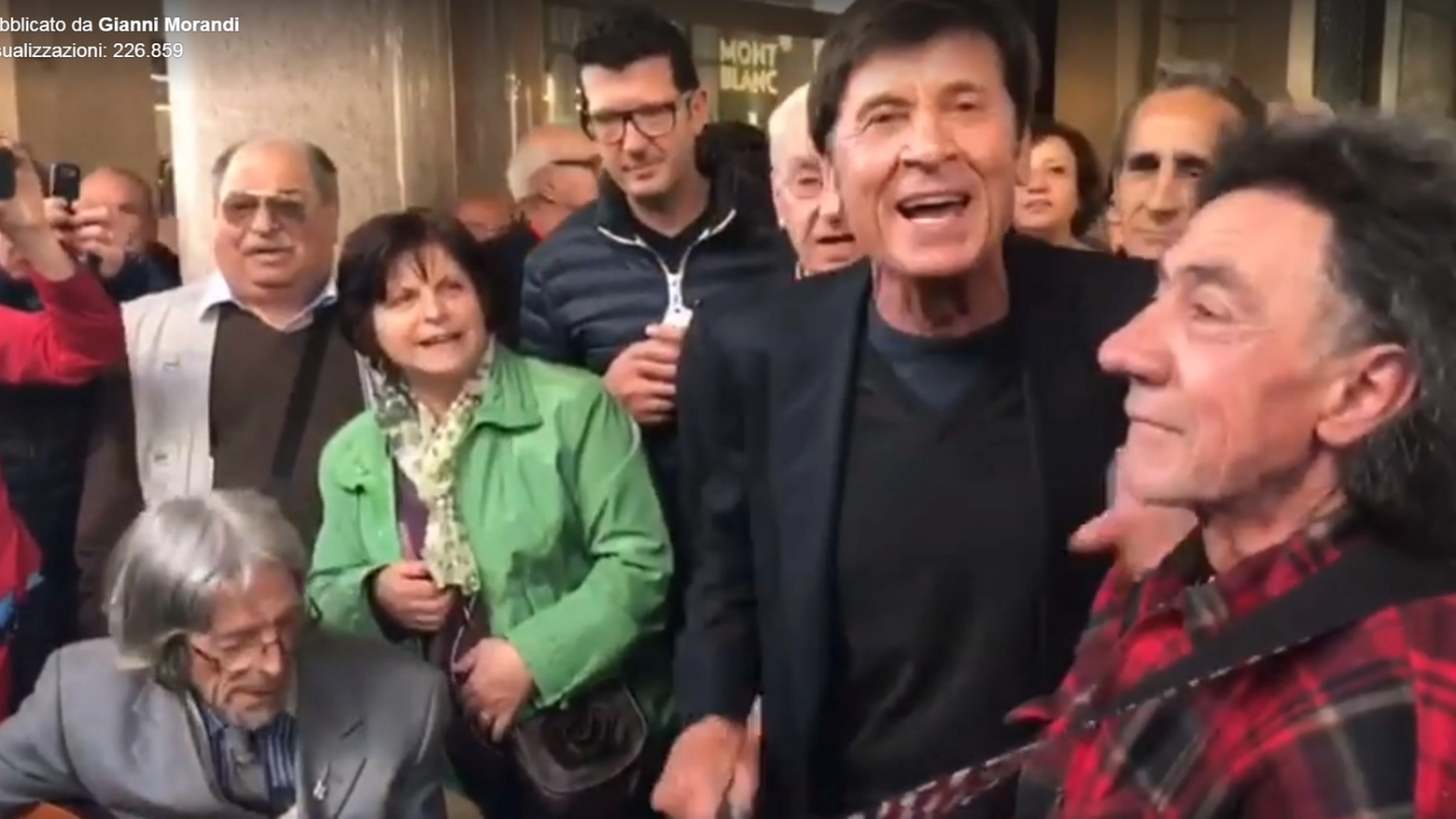 Gianni Morandi canta con gli artisti di strada a Torino