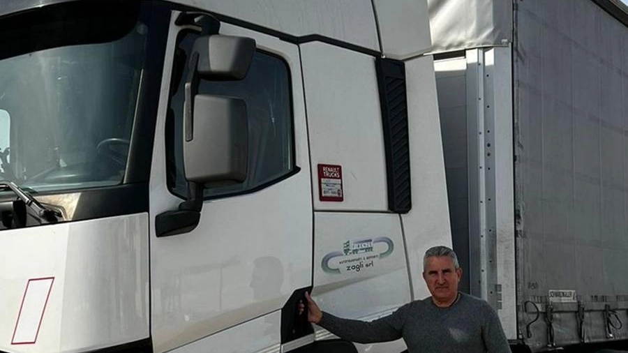 Stefano Zagli, titolare di una ditta di trasporti, con il camion