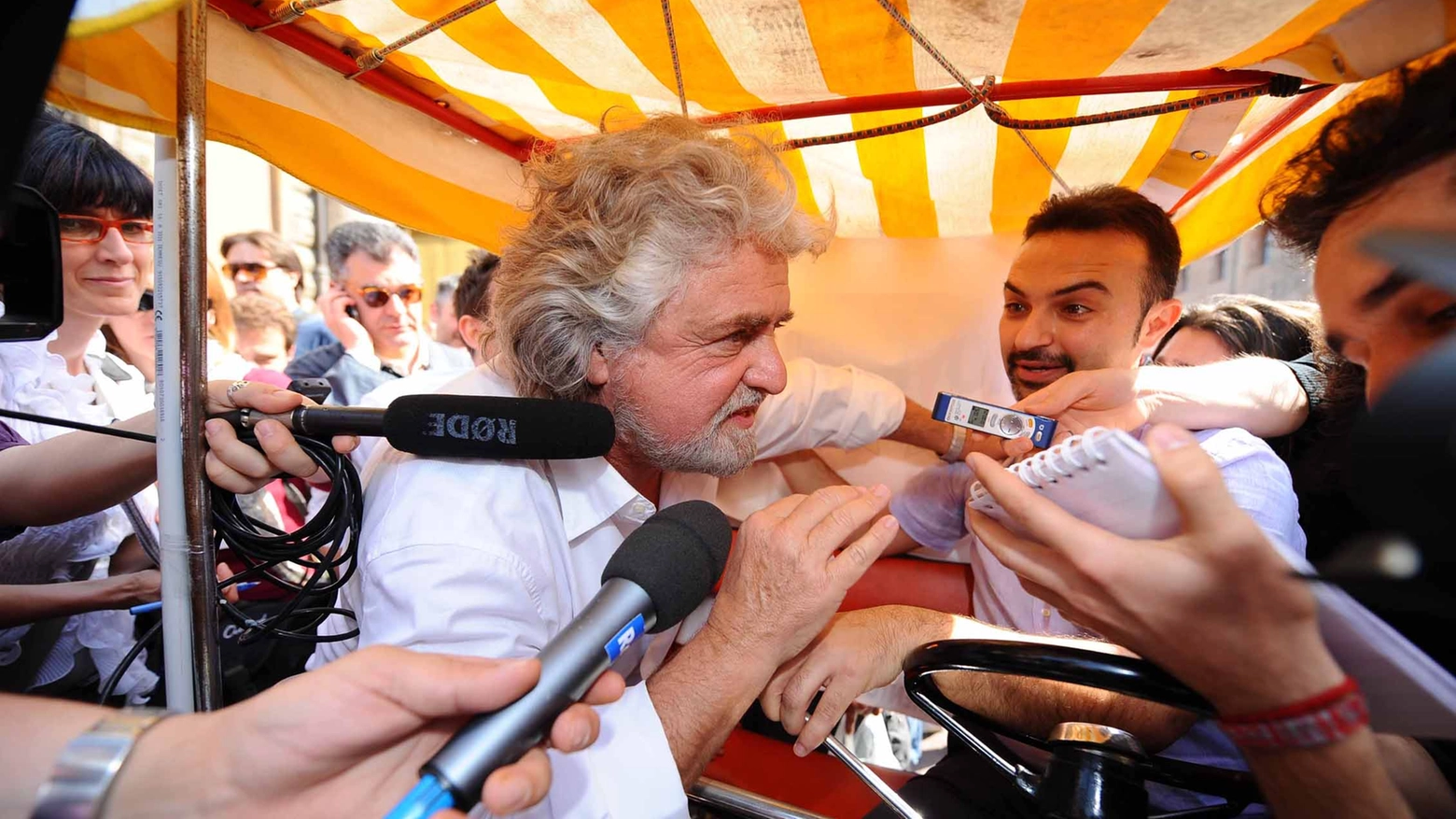 Beppe Grillo in piazza Maggiore con  Massimo Bugani (foto Serra)