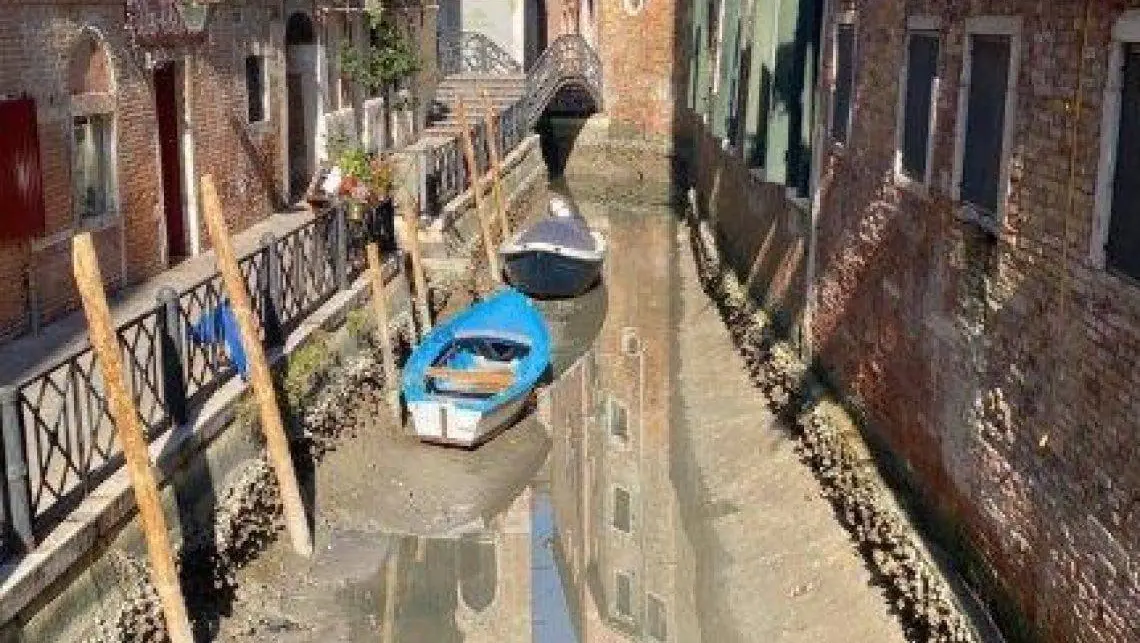 Canali in secca a Venezia, picco di bassa marea