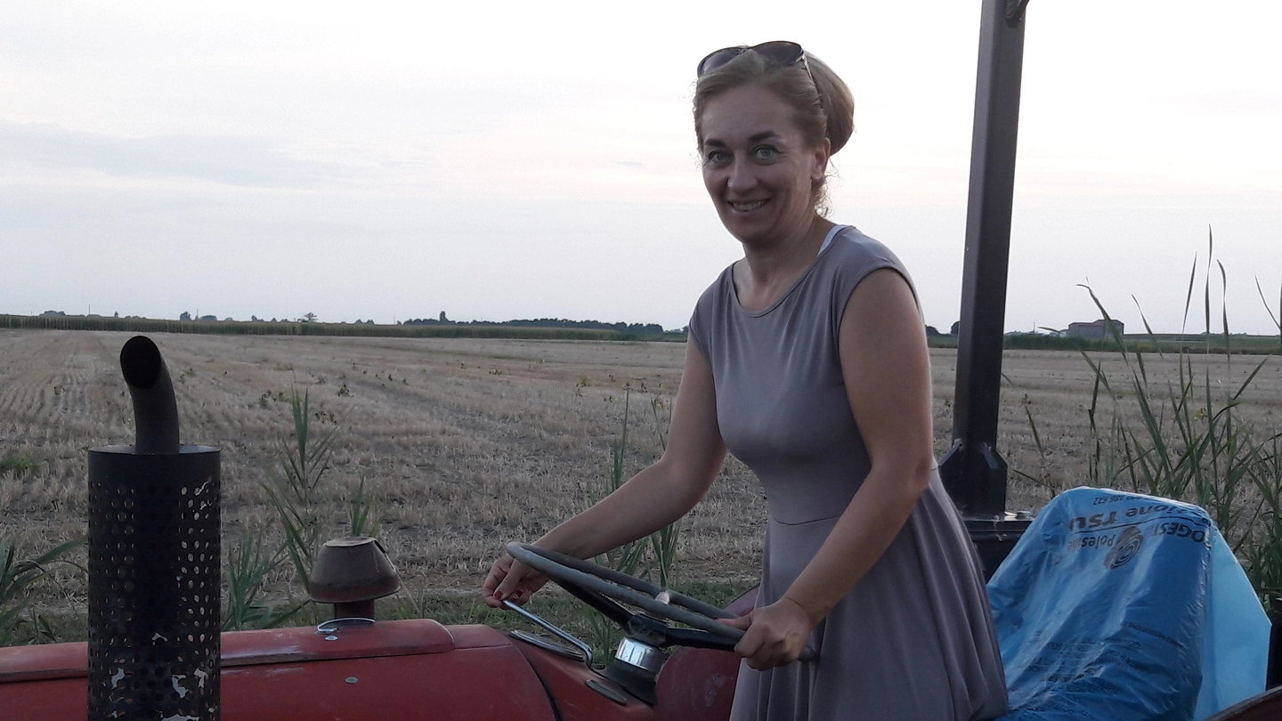 Nicoletta Prelevato, insegnante ed imprenditrice, al volante del suo trattore tra i campi