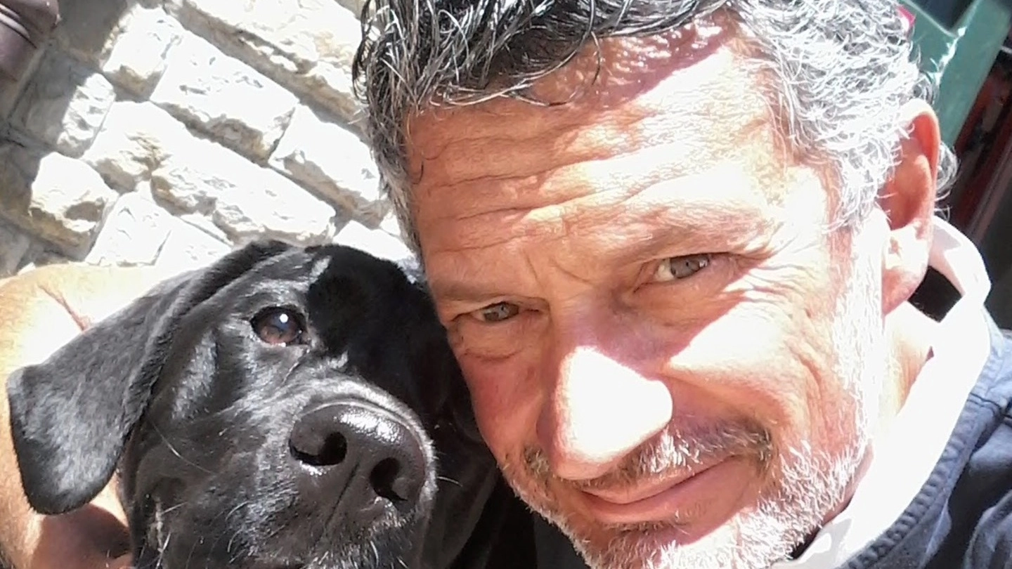 Gabriele  Cavina con il cane Maia, con cui si allena