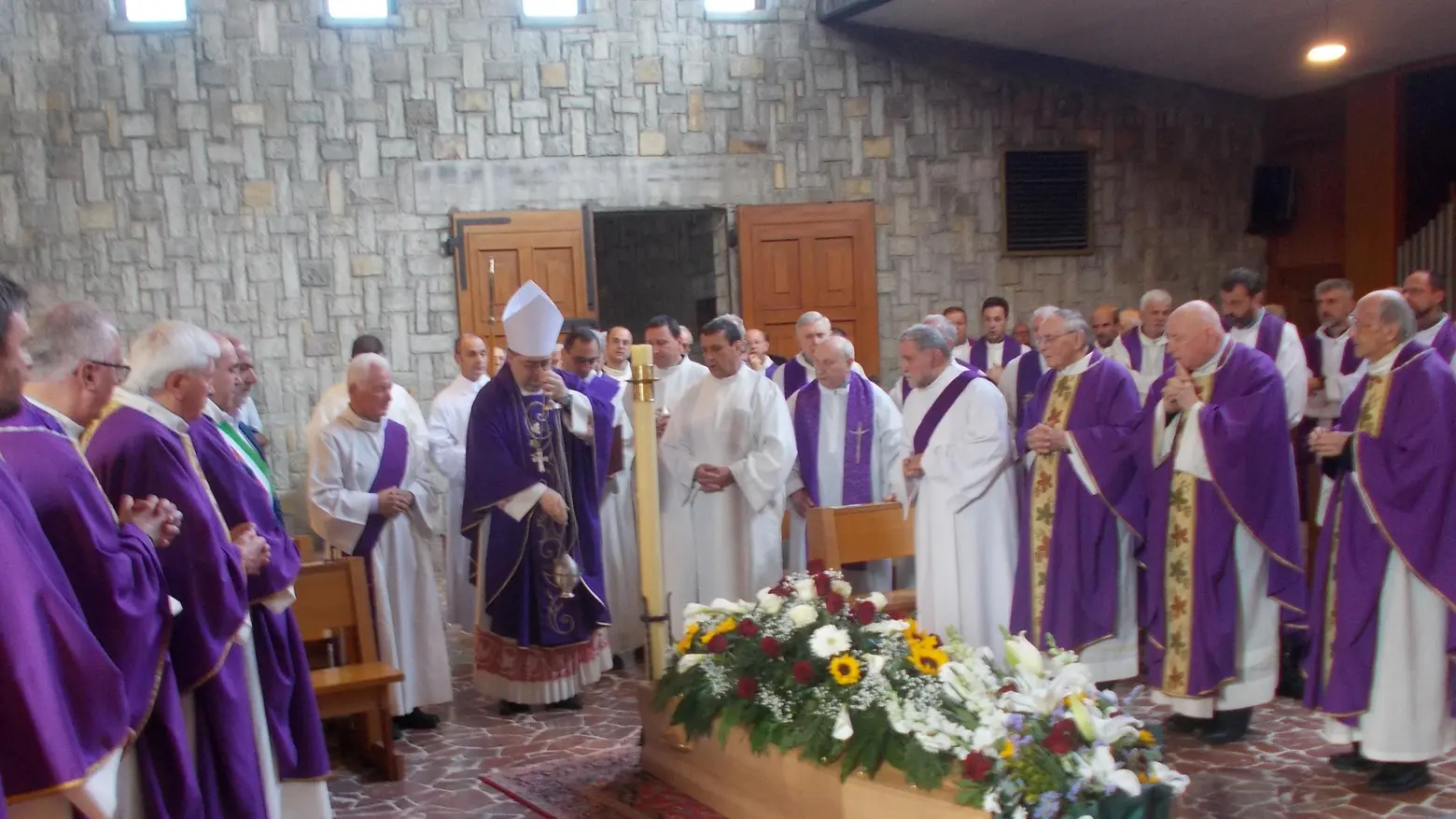 Folla di fedeli  e l’omelia del vescovo  per l’addio a don Valcavi