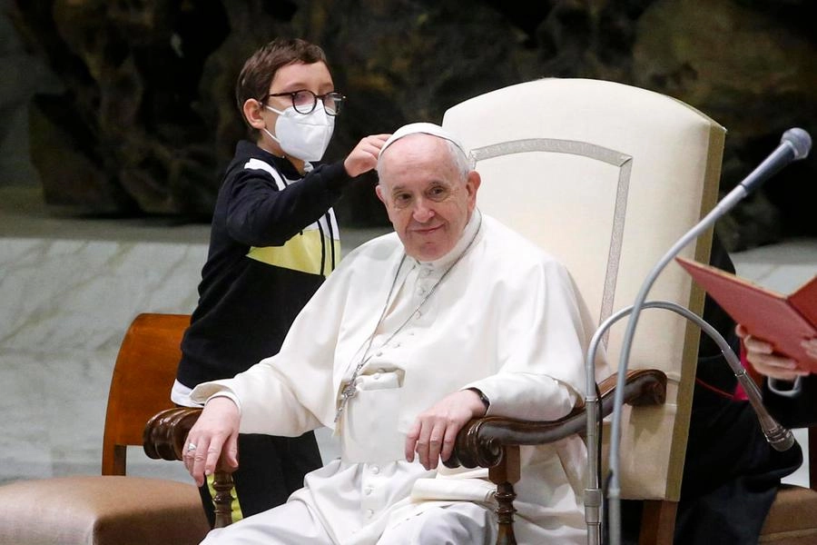 Un bambino è corso dal Papa prima dell'udienza generale (Ansa)