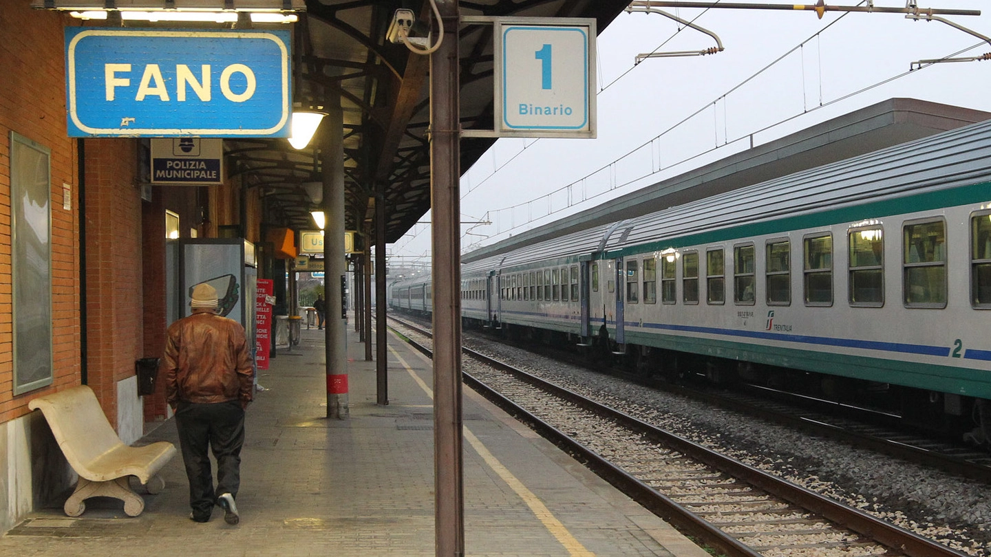 La stazione di Fano (foto d'archivio)