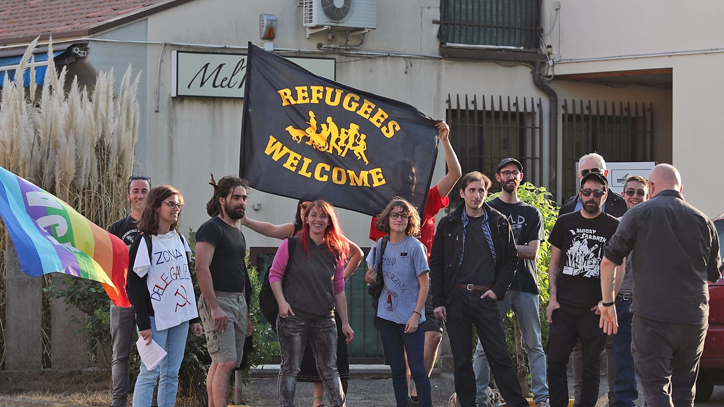 Contro la protesta della Lega, la contromanifestazione di Prc e Lega Antifascista con il vessilo di benvenuto agli immigrati