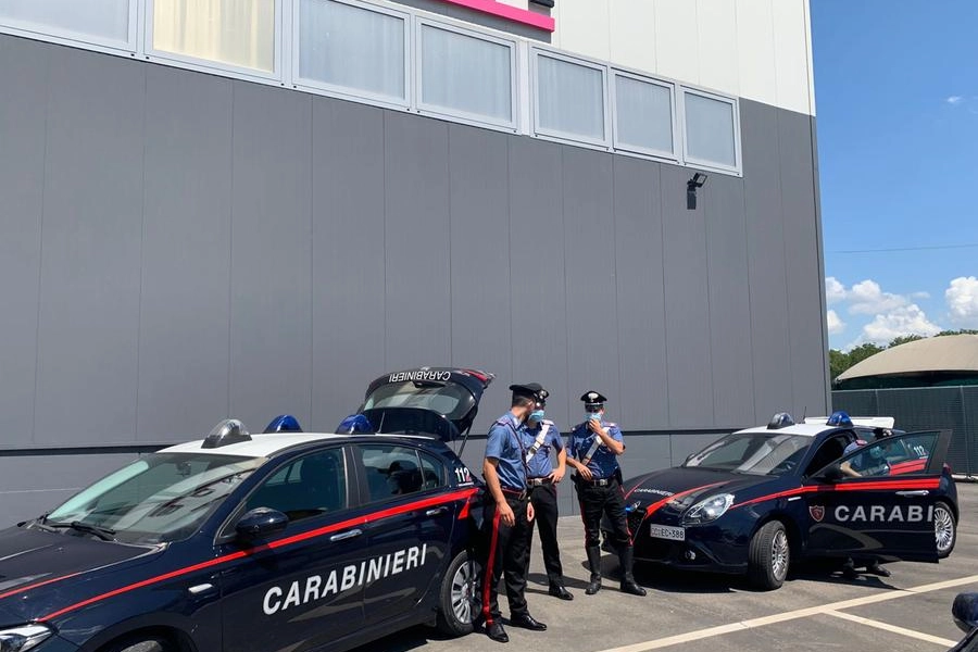 I carabinieri davanti all’azienda (FotoFiocchi)