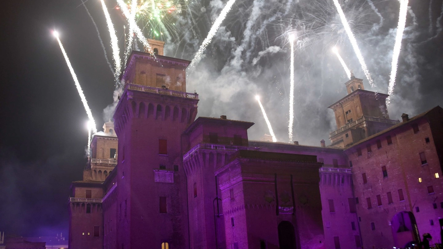 Capodanno 2020 a Ferrara, l'incendio del Castello (Bp)